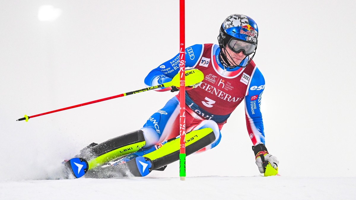 epa11725315 Clement Noel of France in action during the first round of the Men?s Slalom race at the FIS Ski World Cup in Levi, Finland, 17 November 2024. EPA/KIMMO BRANDT