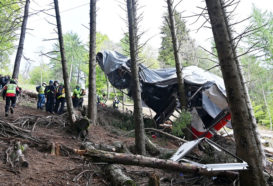 epa09229003 Carabinieri and Soccorso Alpino forces inspect the site where the Stresa-Alpino