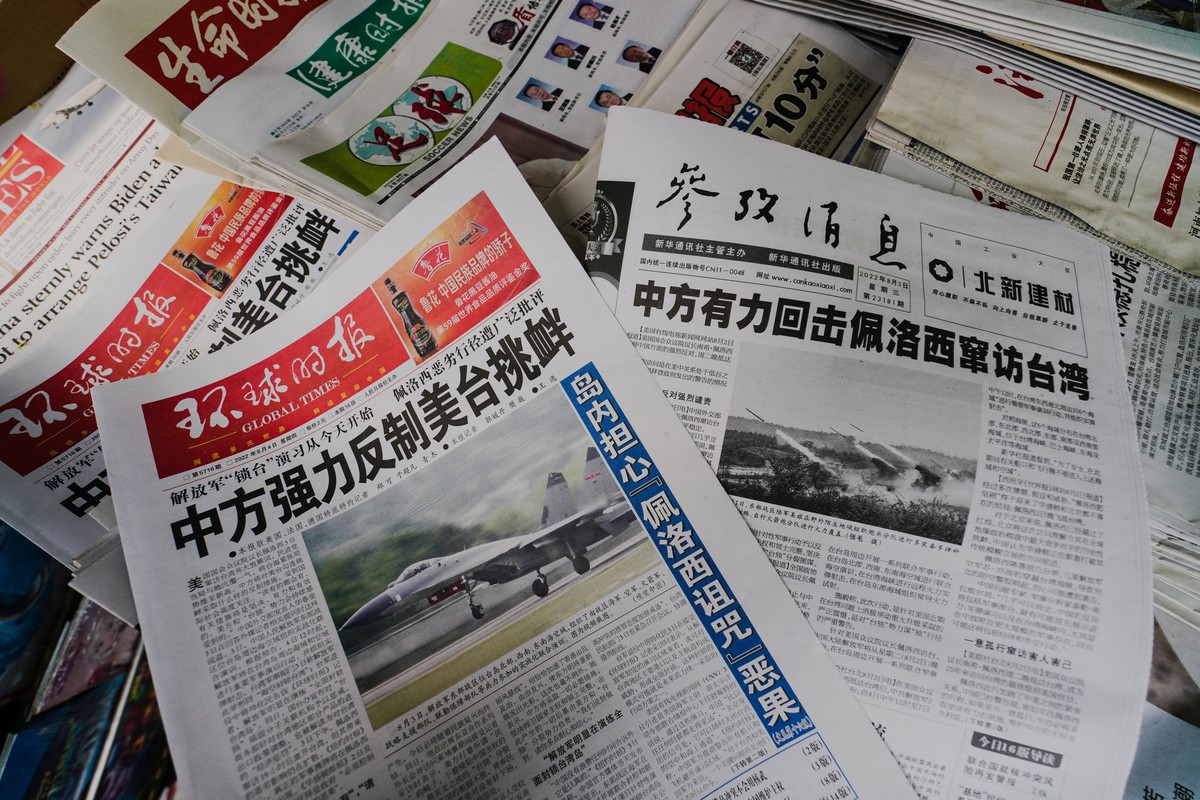 epa10105068 Reports in Chinese newspapers of U.S. House of Representatives Speaker Nancy Pelosi's visit to Taiwan are displayed at a newsstand in Beijing, China, 04 August 2022. China responded t ...