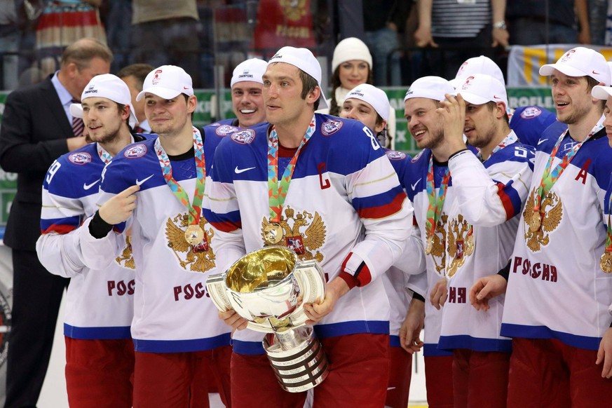 May 25, 2014. Minsk. - 2014 IIHF Ice Hockey World Championship. Final match. Russia. In picture: Russia s ice hockey team players. Aleksander Ovechkin (8) with the 2014 World Ice Hockey Championship t ...