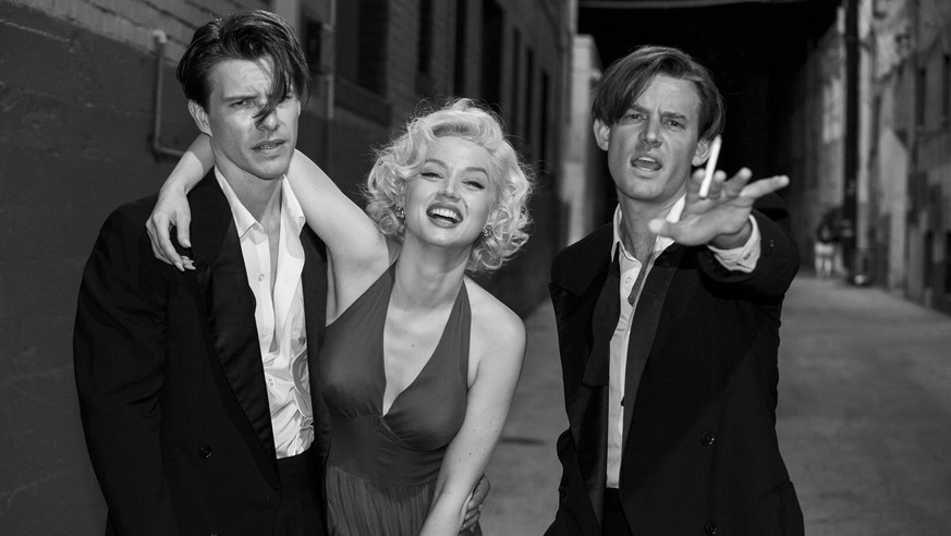 Blonde. L to R: Xavier Samuel as Cass Chaplin, Ana de Armas as Marilyn Monroe and Evan Williams as Eddy G. Robinson Jr.. Cr. Matt Kennedy / Netflix © 2022