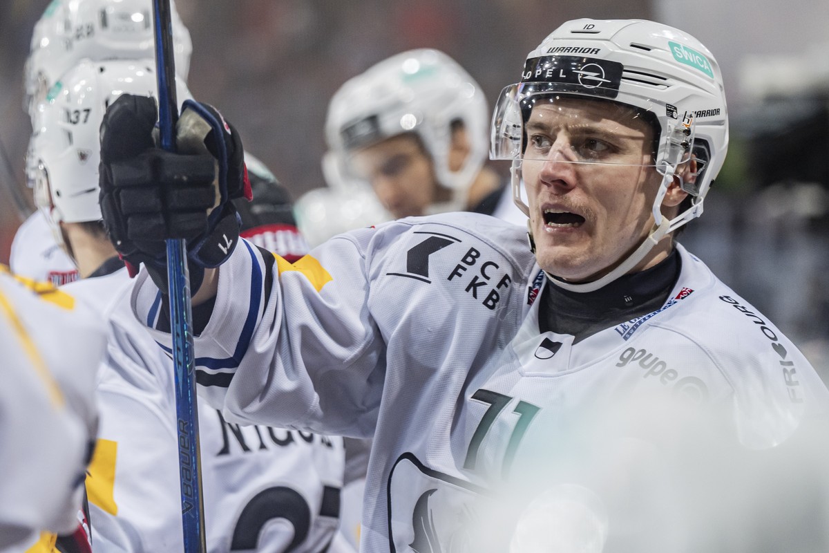 Killian Mottet (HCFG) bejubelt den Treffer zum 1:4 im siebten Eishockey Playoff Viertelfinalspiel der National League zwischen dem SC Bern dem HC Fribourg-Gotteron, am Mittwoch, 26. Maerz 2025 in der  ...