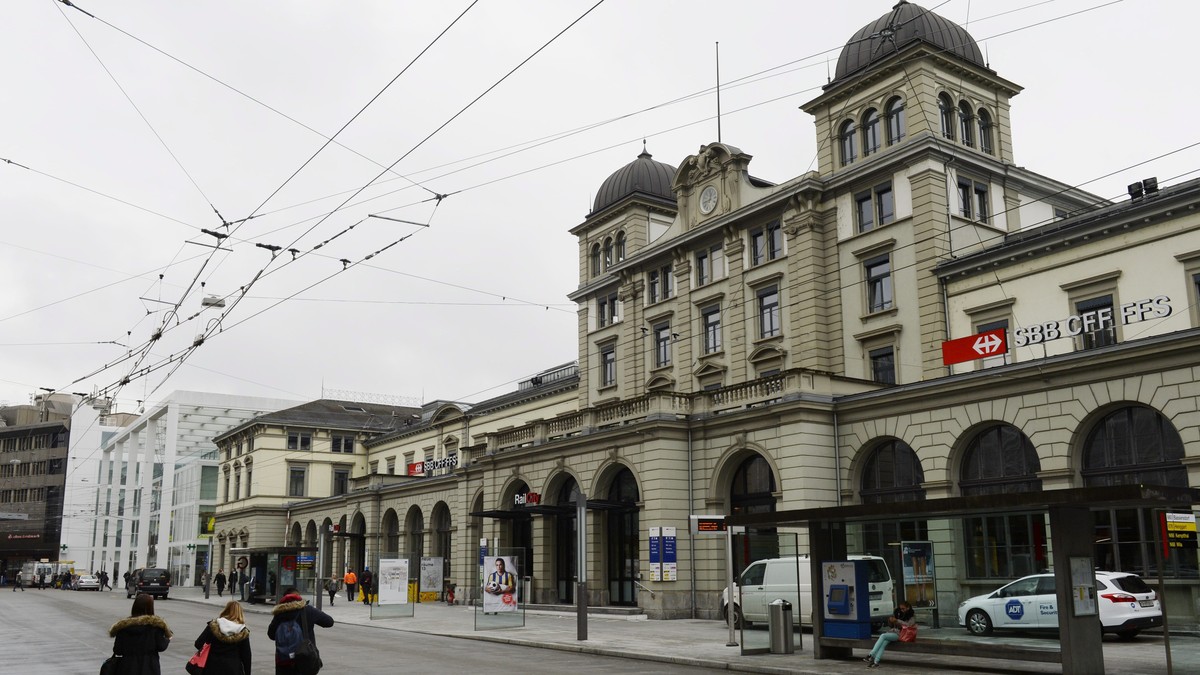 Der Bahnhof der Stadt Winterthur, aufgenommen am Mittwoch, 20. November 2013. Winterthur hat mit finanziellen Problemen zu kaempfen. Die Stadt budgetierte urspruenglich schwarze Zahlen. Das Blatt hat  ...