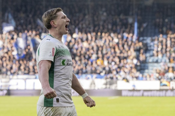 Die St.Galler mit Alessandro Vogt feiern das Tor zum 0:2 beim Super League Meisterschaftsspiel zwischen dem FC Luzern und dem FC St.Gallen vom Sonntag, 1. Februar 2026 in Luzern. (KEYSTONE/Urs Flueele ...