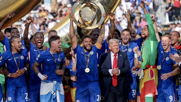 epaselect epa12236603 Chelsea FC players lift the trophy as US President Donald Trump (5-R) looks on after winning the FIFA Club World Cup 2025 final match between Chelsea FC and Paris Saint-Germain,  ...
