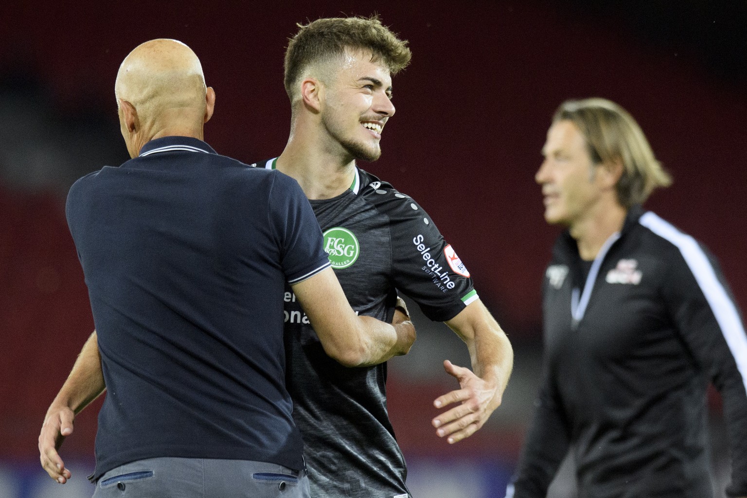 St. Gallen&#039;s headcoach Peter Zeidler, left, cheers with St. Gallen&#039;s midfielder Betim Fazliji, right, after the first Super League soccer match after the Coronavirus lockdown, between FC Sio ...