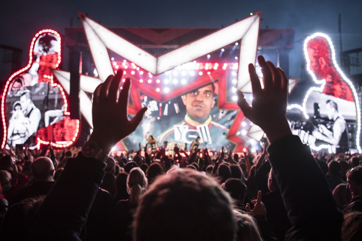 English singer Robbie Williams performs during the "The Heavy Entertainment Show" tour at the Letzigrund Stadium in Zurich, Switzerland, Saturday, September 2, 2017. (KEYSTONE/Ennio Leanza)