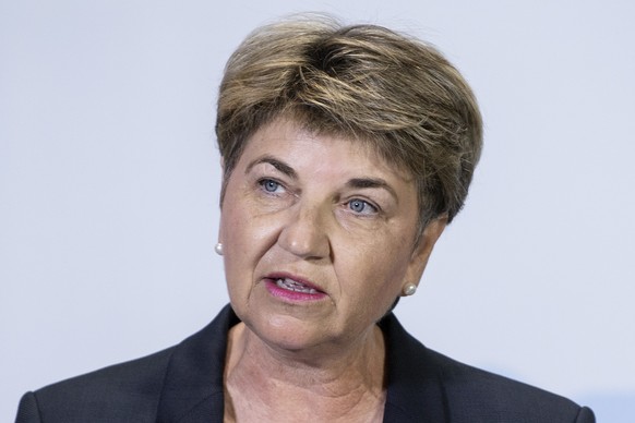 Bunddesraetin Viola Amherd spricht bei einem Besuch der Alarmzentrale der Bundespolizei fedpol, am Montag, 10. Mai 2021, in Bern. (KEYSTONE/Peter Schneider)