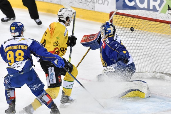 Der Berner Miro Zrydb, Mitte, bei seinem Treffer gegen den Davoser Torhueter Robert Mayer, rechts, beobachtet vom Davoser Benjamin Baumgartner, im ersten Eishockey-Pre-Playoff Qualifikationsspiel der  ...