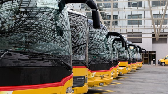 ARCHIV - ZUR MK POST ZUR POSTAUTO-AFFAERE, AM MONTAG, 11. JUNI 2018, STELLEN WIR IHNEN FOLGENDE ARCHIVBILDER ZUR VERFUEGUNG ---- Postautos auf dem Postautodeck im Bahnhof in Chur, am Freitag, 24. Janu ...