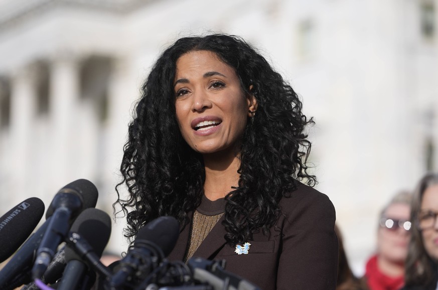 News: Epstein Files House Vote Nov 18, 2025 Washington, DC, USA Lisa Phillips, victim of Jeffrey Epstein, speaking Tuesday morning, November 18, 2025 along with survivors as the House prepares to vote ...