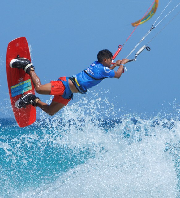 epa07727918 Brazilian kitesurfer Carlos Mario during the preliminary free style competition, prior to the 34th Fuenteventura&#039;s Kitesurf Championship, in Fuerteventura, Spain, 19 July 2019. EPA/Ca ...