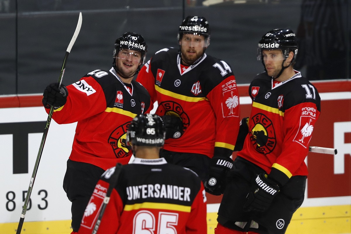 Bern's Tristan Scherwey, back left, celebrates with teammates after scoring the 2-1 during a Champions Hockey League round of 32, 2nd leg match between SC Bern of Switzerland and Red Bull Salzbur ...