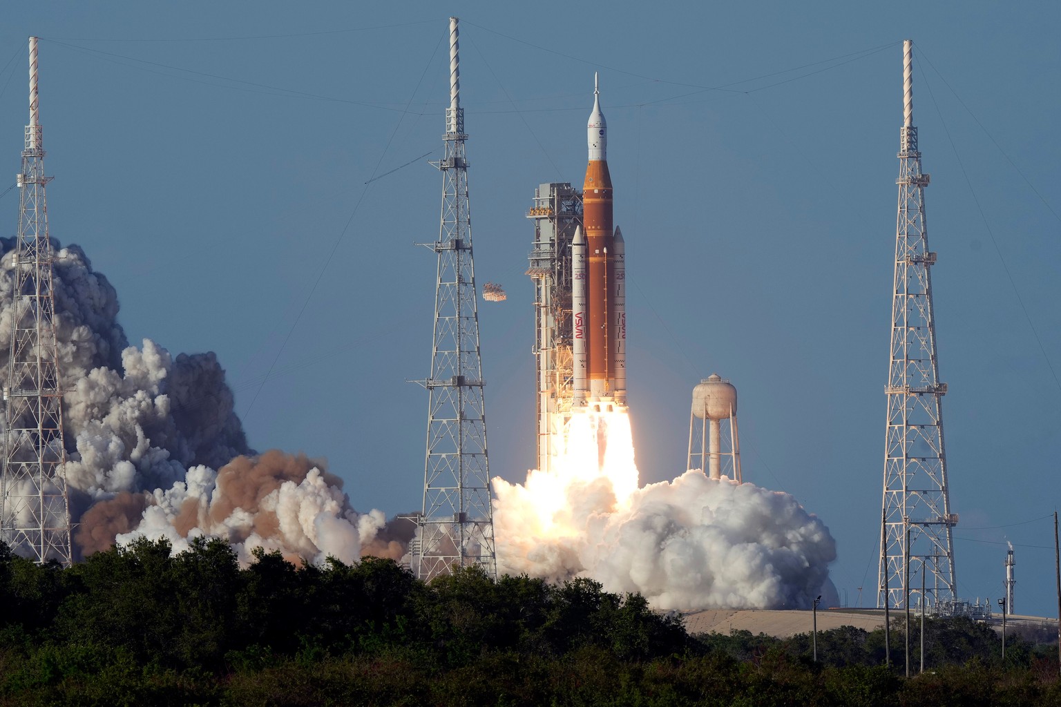 NASA's Artemis II moon rocket lifts off from the Kennedy Space Center's Launch Pad39-B Wednesday, April 1, 2026, in Cape Canaveral, Fla. (AP Photo/Chris O'Meara)
APTOPIX NASA Artemis Mo ...