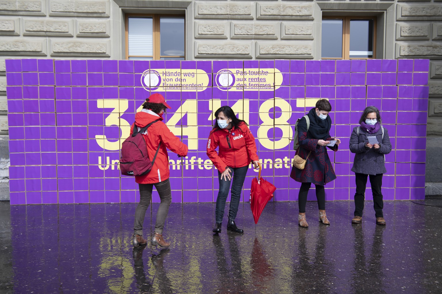 Kampfansage der Gewerkschaften: Sie reichten am Montag eine Petition mit mehr als 300'000 Unterschriften gegen das höhere Frauenrentenalter ein.