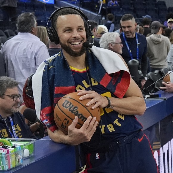 Golden State Warriors guard Stephen Curry, left, is interviewed after the team&#039;s victory over the Sacramento Kings in an NBA basketball game Thursday, March 13, 2025, in San Francisco. (AP Photo/ ...