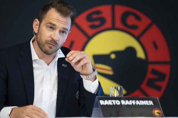 Der Sportdirektor des SC Bern, Raeto Raffainer, spricht an einer Medienkonferenz des SCB zu sportlichen Themen und Umstrukturierungen am Mittwoch, 30. Maerz 2022 in der Postfinance Arena in Bern. (KEY ...