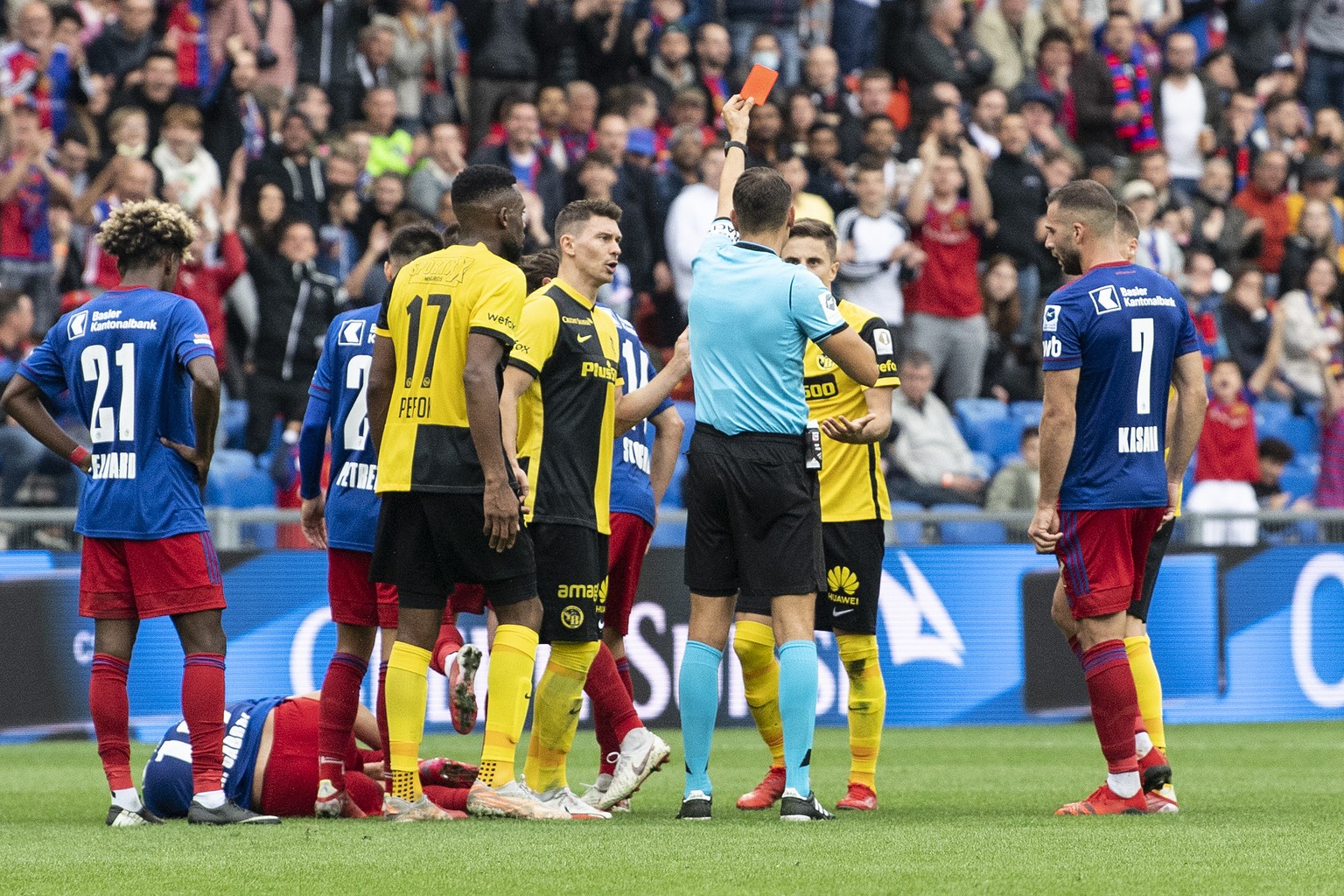 Schiedsrichter Sandro Scaerer zeigt YBs Quentin Maceiras die rote Karte im Fussball Meisterschaftsspiel der Super League zwischen dem FC Basel und den Berner Young Boys, am Sonntag, 29. August 2021, i ...