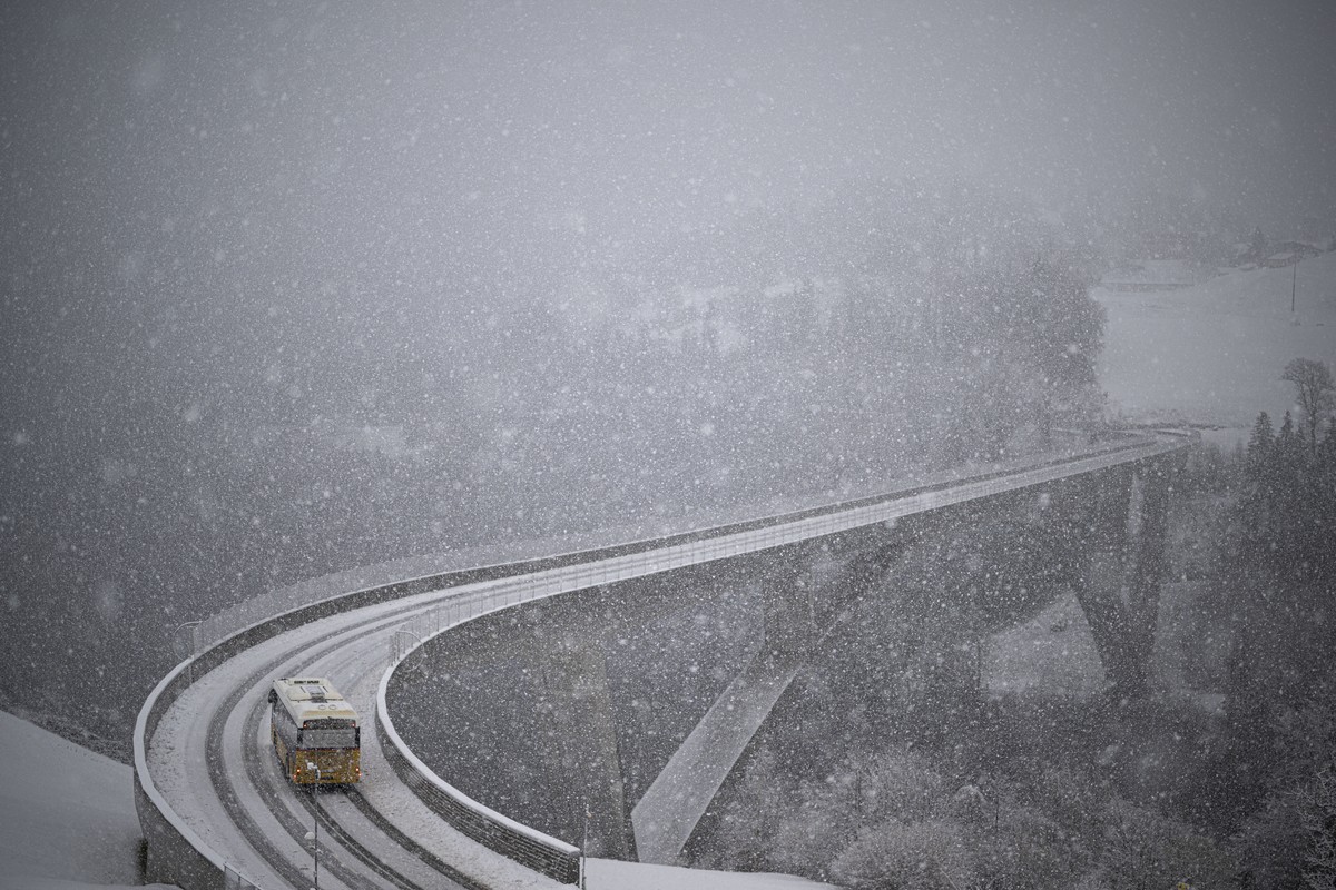 Ein Postauto faehrt ueber die Taminabruecke bei starkem Schneefall, aufgenommen am Montag, 16. Februar 2026, in Valens. (KEYSTONE/Gian Ehrenzeller)