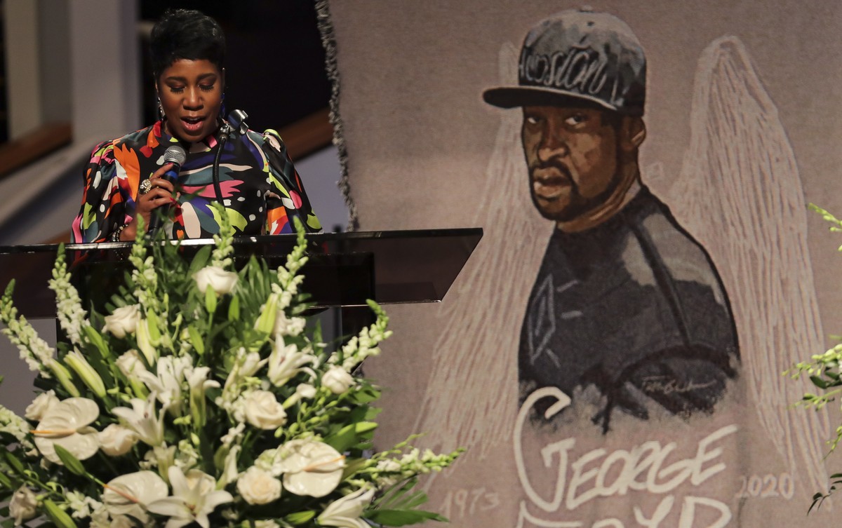 epa08475458 Ivy McGregor reads a resolution during the funeral for George Floyd at The Fountain of Praise church in Houston, Texas, USA, 09 June 2020. A bystander's video posted online on 25 May, ...