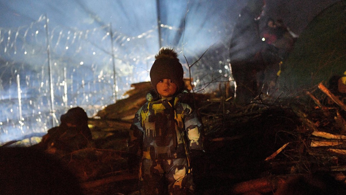 Belarus Poland Border Refugees 6693347 10.11.2021 Refugees from the Middle East and North Africa are seen in an illegal migrant camp on the Belarusian-Polish border in the Grodno region, Belarus. Hund ...