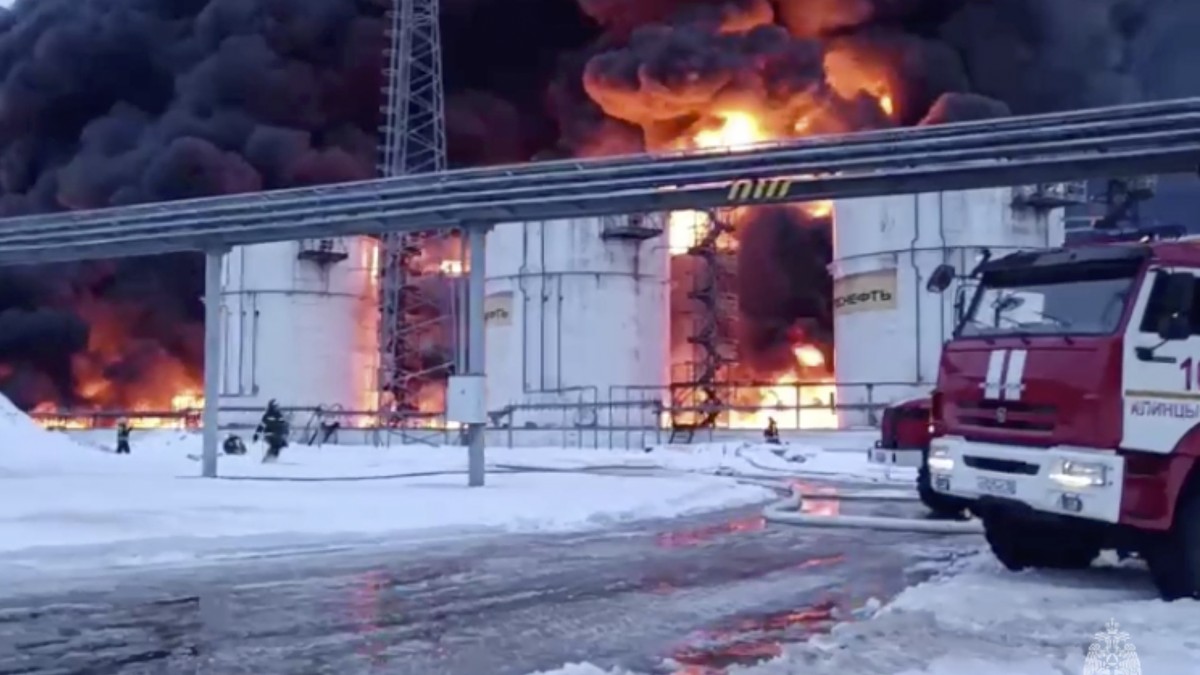 Une raffinerie en feu près de Briansk.