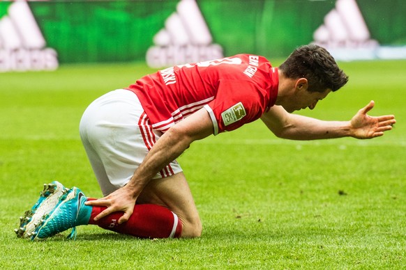 epa05921260 Bayern Munich&#039;s Robert Lewandowski reacts during the German Bundesliga soccer match between Bayern Munich and FSV Mainz 05 in Munich, Germany, 22 April 2017. EPA/CHRISTIAN BRUNA (EMBA ...