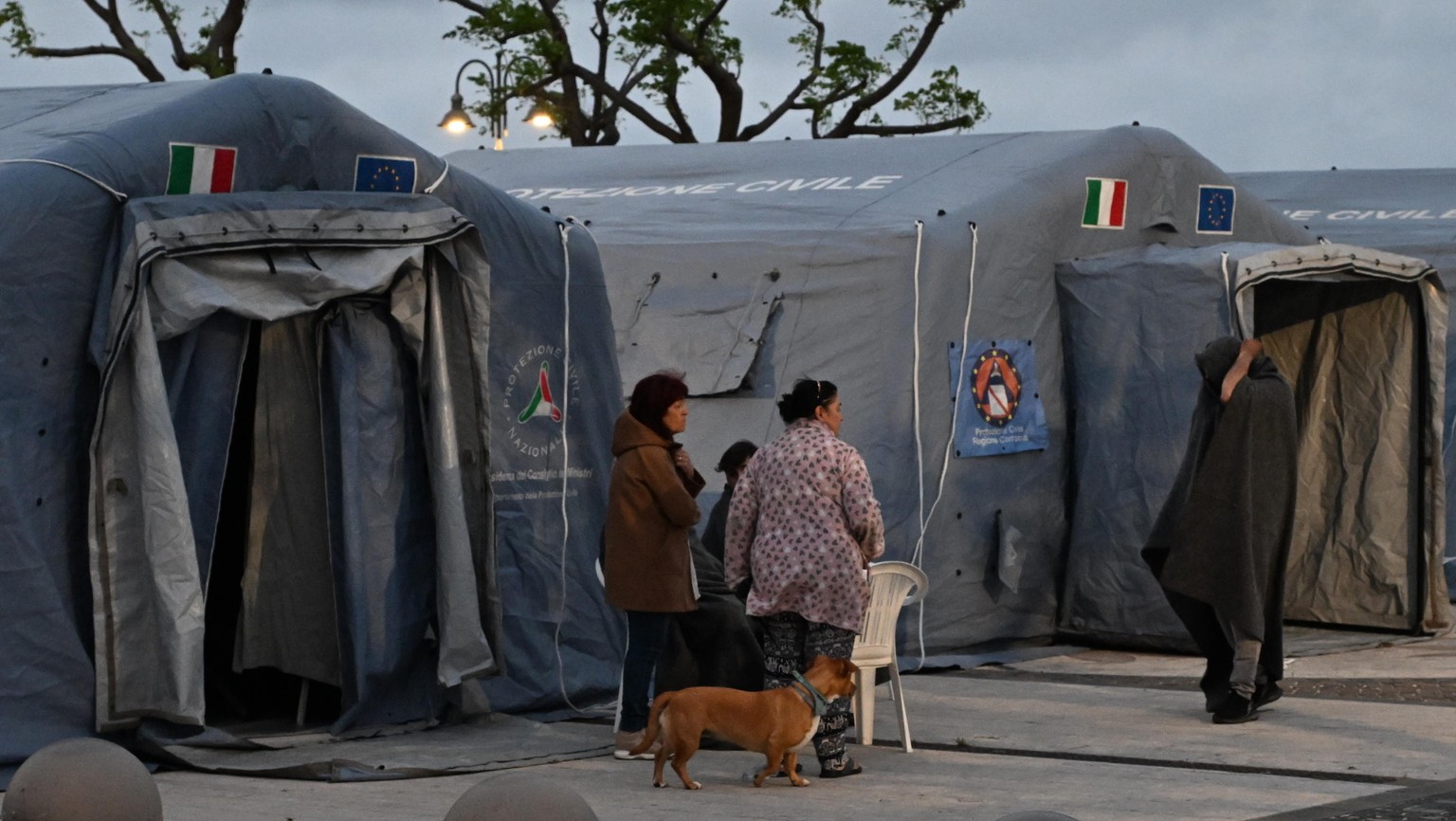 epa11357016 Citizens of Pozzuoli reside in two tent camps set up by the Civil Protection in the port and Pertini seafront areas, Naples, Italy, 21 May 2024. From 7:51pm on 20 May until 12:31am on May  ...