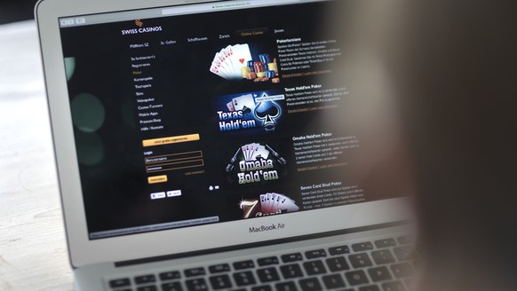 ZUR LANCIERUNG DES REFERENDUMS GEGEN DAS NEUE GELDSPIELGESETZ, AM DIENSTAG, 10. OKTOBER 2017, ERHALTEN SIE FOLGENDE THEMENBILDER ---- A person visits the Swiss Casinos online gambling website on a lap ...