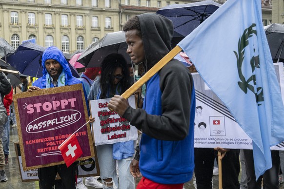 Personen aus Eritrea nehmen an einer Kundgebung teil, am Samstag, 22. Juni 2024, in Bern. Sie fordern ein Ende der transnationalen Repression und Einflussnahme der eritreischen Diktatur. (KEYSTONE/Pet ...