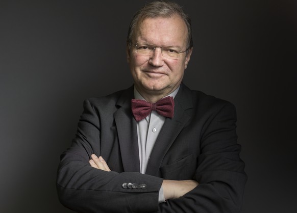 ARCHIV --- Abstimmungsanalytiker und gfs.bern Chef Claude Longchamp, in seinem Buero in Bern am 13. Januar 2015. Die Ergebnisse eidgenoessischer Abstimmungen werden kuenftig nicht mehr von der Forschu ...