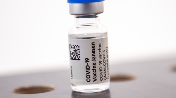 Sicht auf eine Ampulle des Impfstoffes Janssen von Johnson &amp; Johnson, am Montag, 11. Oktober 2021, in Thun. Der sogenannte Vektor Impfstoff Covid-19 Vaccine Janssen gilt als Alternative zu den mRN ...