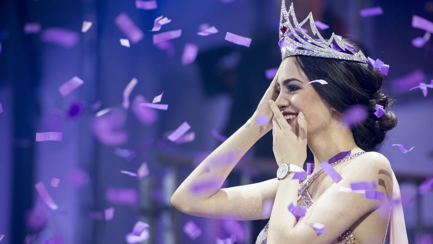 Jastina Doreen Riederer freut sich bei ihrer Kroenung zur neuen Miss Schweiz 2018, aufgenommen am Samstag, 10. Maerz 2018 in der Trafohalle in Baden. (KEYSTONE/Ennio Leanza)