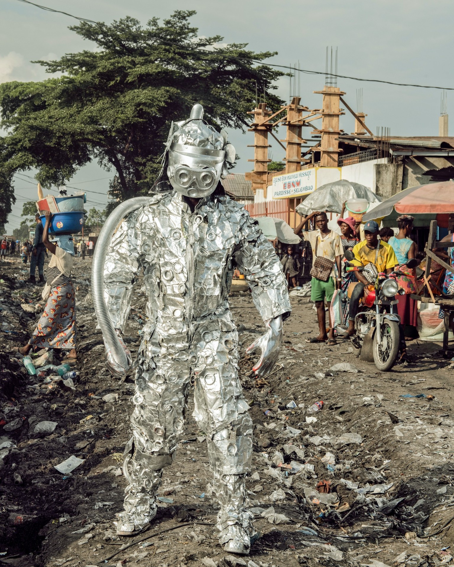 Homo detritus - Stephan Glaudieu Académie des Beaux-Arts de Kinshasa Demokratische Republik Kongo kunst abfall mode