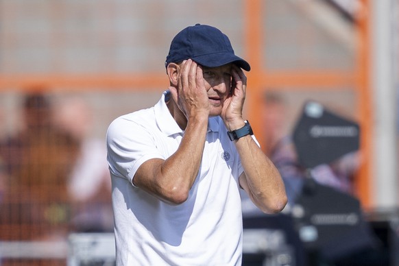 31.08.2024, Nordrhein-Westfalen, Bochum: Fu�ball: Bundesliga, VfL Bochum - Borussia M�nchengladbach, 2. Spieltag, Vonovia Ruhrstadion: Bochums Trainer Peter Zeidler h�lt die H�nde vor den Kopf. Foto:  ...