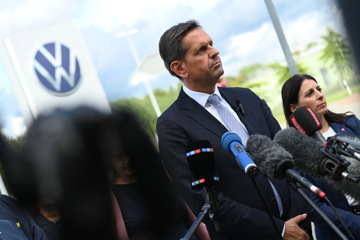 Le ministre-président de Basse-Saxe, Olaf Lies, s'adresse aux médias après sa visite de l'usine Volkswagen d'Emden.