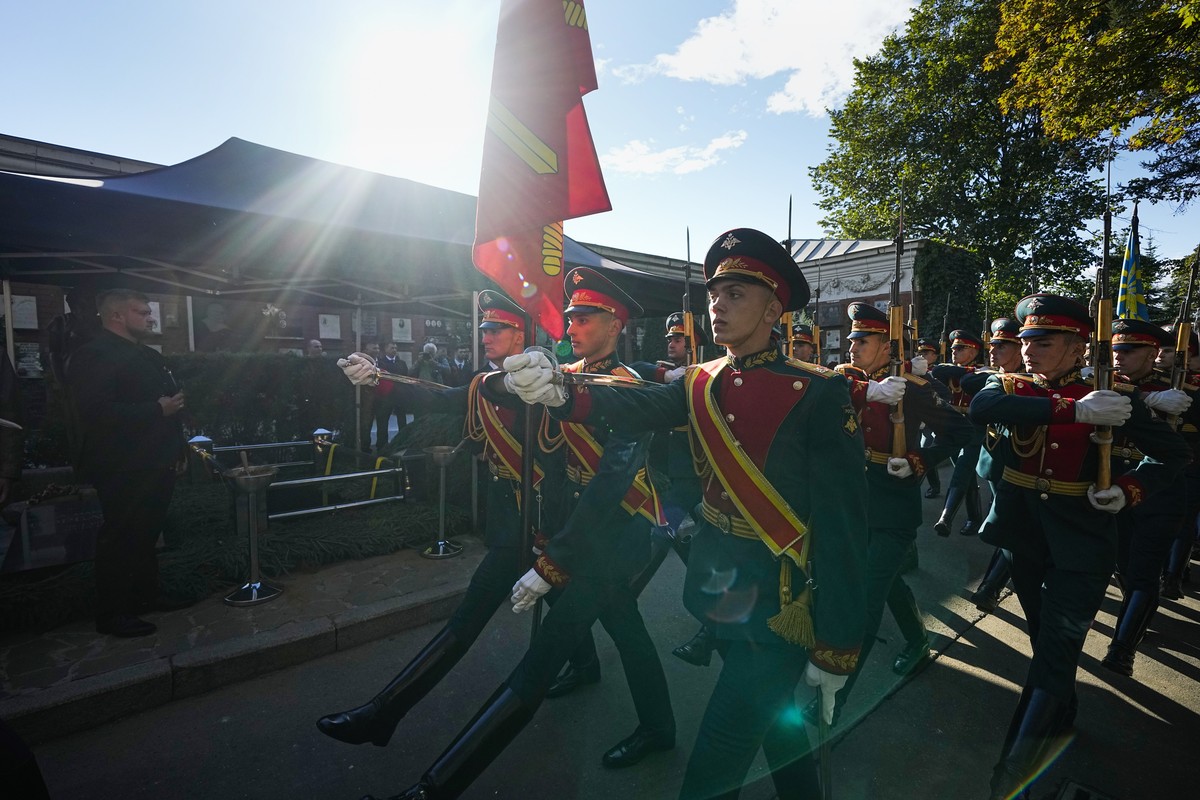 epa10157359 Honour guard soldiers march past the grave of Soviet President Mikhail Gorbachev during his funeral at Novodevichy Cemetery in Moscow, Russia, 03 September 2022. Former Soviet leader Mikha ...