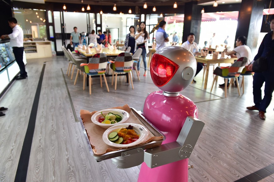Roboter-Kellnerin in einem chinesischen Restaurant.
