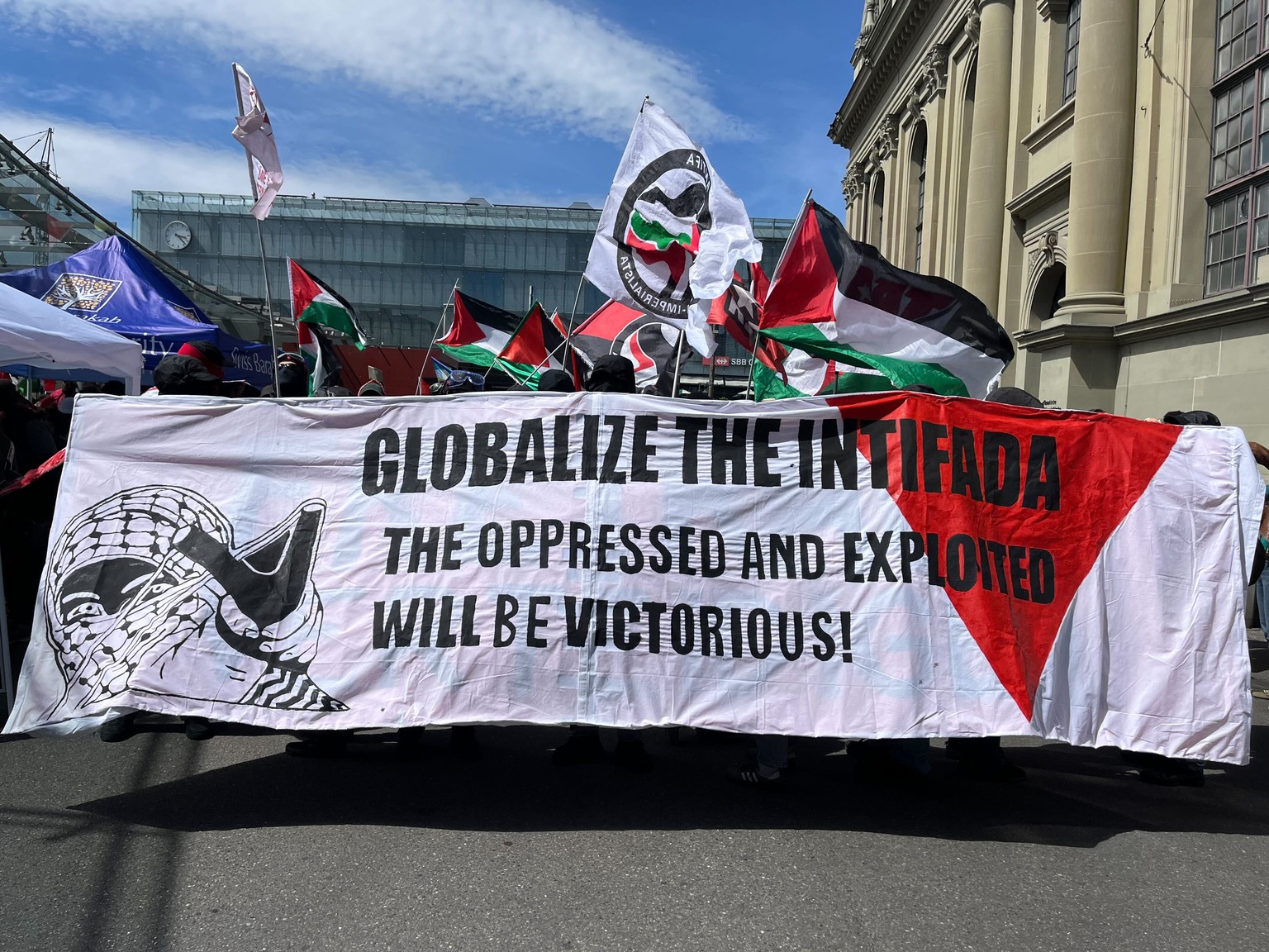 Hunderte Demonstrantinnen und Demonstranten nehmen an einer unbewilligten Demonstration gegen den Gaza-Krieg teil, am Samstag, 24. Mai 2025, Bern. (KEYSTONE/Miriam Abt)
