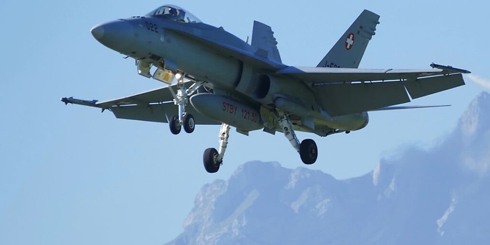 Was im 2016 auf dem Militärflugplatz in Meiringen als Schulungsflug startete, nahm ein tragisches Ende. Ein F/A-18-Jet donnerte in eine Felswand beim Sustenpass, der 27-jährige Pilot kam dabei ums Leb ...