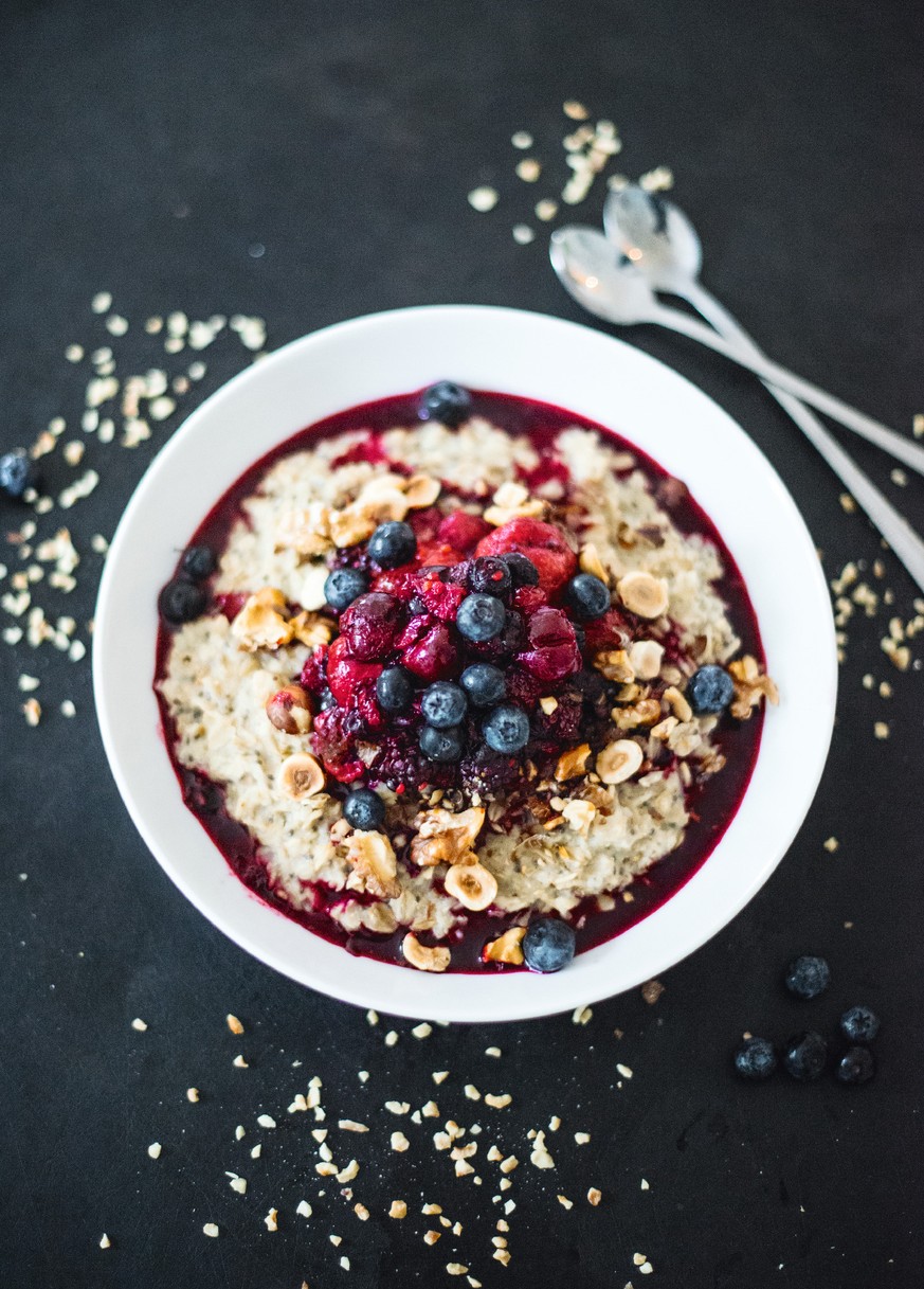 Dafür lohnt es sich, 10 Minuten früher aufzustehen: Hafer-Chia-Brei mit heissen Beeren
