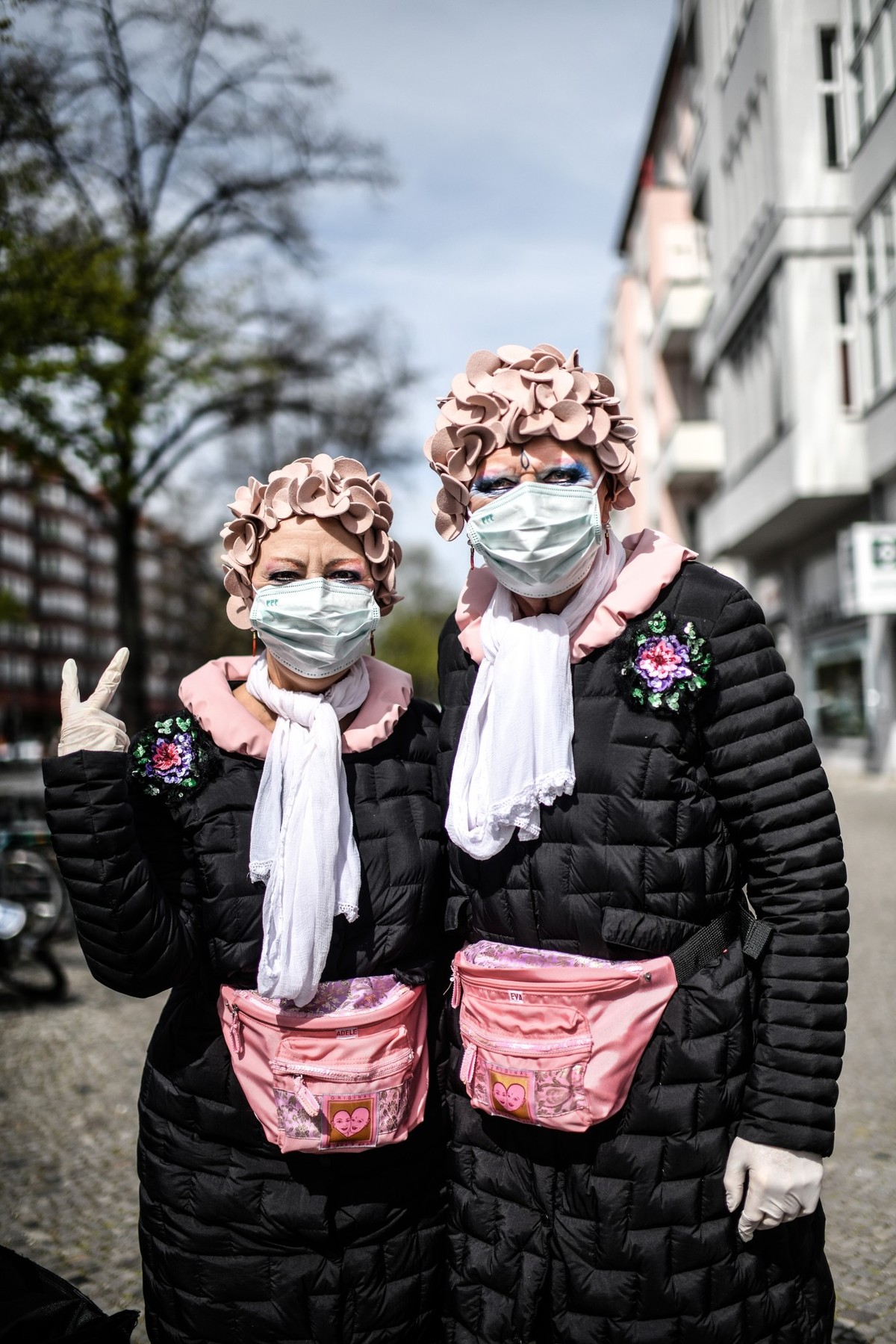 Corona / Covid 19 *** NUR F?R REDAKTIONELLE ZWECKE *** EDITORIAL USE ONLY ***<p>Das K?nstlerpaar Eva und Adele am 15. April 2020 mit Atemschutzmasken auf dem Kaiserdamm in Berlin. Deutschland Be ...