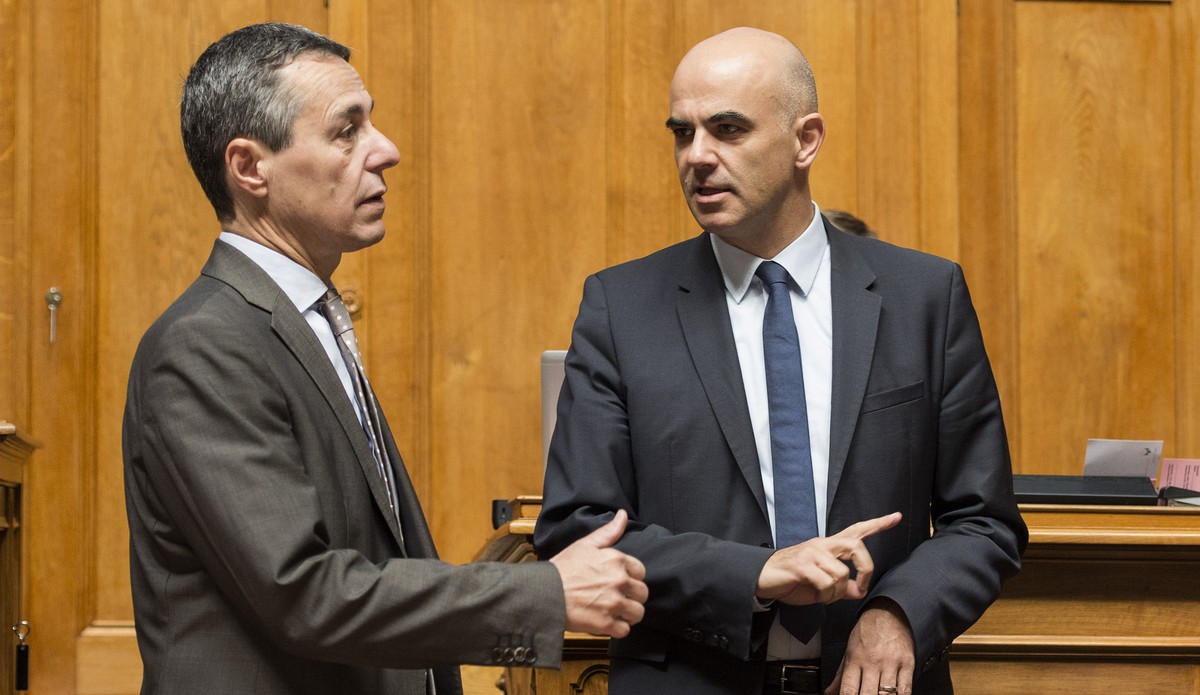 Bundesrat Alain Berset, rechts, unterhaelt sich mit Nationalrat Ignazio Cassis, FDP-TI, an der Herbstsession der Eidgenoessischen Raete, am Donnerstag, 10. September 2015, in Bern. (KEYSTONE/Peter Sch ...