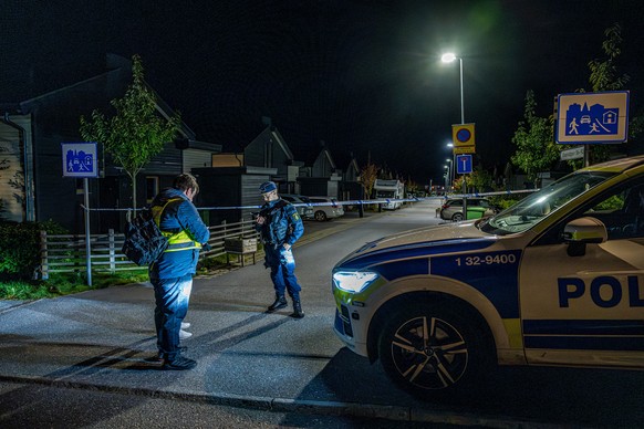 epa10916191 Swedish police has cordoned off the area of a crime scene in Tullinge, Botkyra suburb, Stockholm, Sweden, 13 October 2023. Two women have died after a shooting in a villa in Tullinge 12 Oc ...
