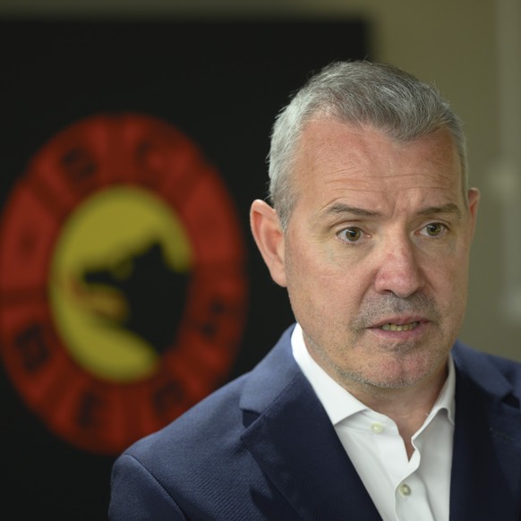 Serge Aubin (links) spricht anlaesslich der Vorstellung des Trainers Serge Aubin an der Medienkonferenz des SC Bern, fotografiert am Dienstag, 2. Juni 2026 in der Postfinance Anrena in Bern. (KEYSTONE ...