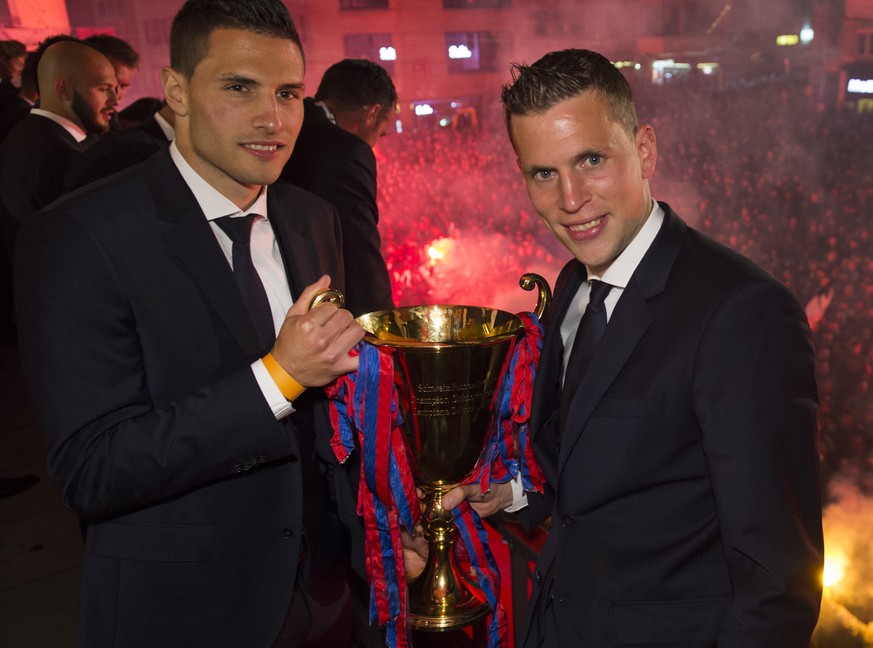 Die vorerst letzte Meisterfeier auf dem Basler Barfüsserplatz: Fabian Schär (links) mit Fabian Frei.