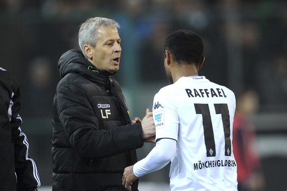 06.12.2014; Moenchengladbach; Fussball Bundesliga - Borussia Moenchengladbach - Hertha BSC Berlin; Trainer Lucien Favre (Gladbach) und Raffael (R. Gladbach) (Uwe Speck/Witters/freshfocus)