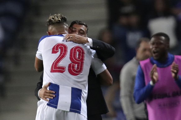 Porto&#039;s Soares, left, celebrates with Porto&#039;s head coach Sergio Conceicao after scoring the opening goal during the Europa League group G soccer match between FC Porto and Young Boys at the  ...