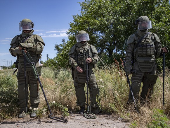 epa10069145 A picture taken during a visit to Mariupol organised by the Russian military shows Russian servicemen prepare for complete demining of the territory of Mariupol, Donetsk region, Ukraine, 1 ...