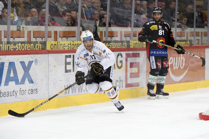 LuganoÕs Luca Fazzini, links, und Berns Thomas Ruefenacht, rechts, kaempfen um den Puck, beim Eishockey Meisterschaftsspiel der National League zwischen den SC Bern und dem HC Lugano, am Samstag, 16.  ...